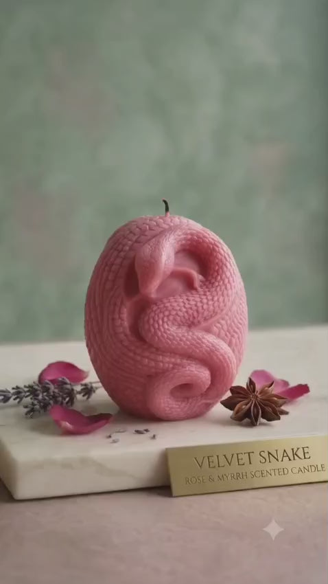 VELVET SNAKE ROSE & MYPRH SCENTED CANDLE
